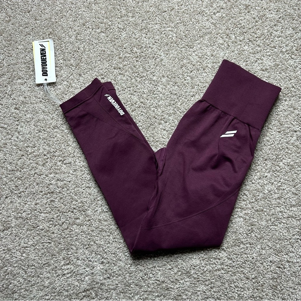 DOYOUEVEN Women's Leggings in Deep Plum